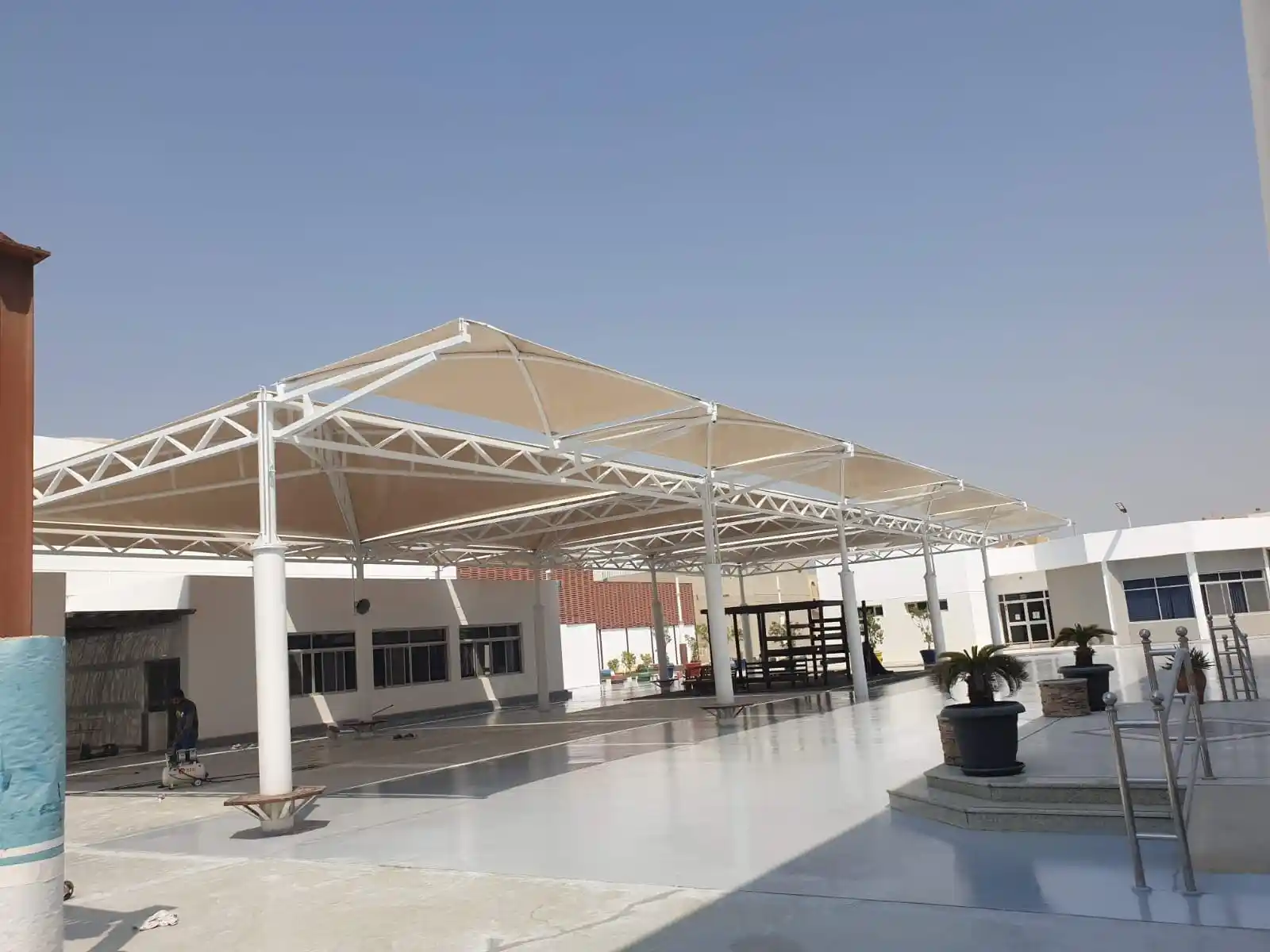 مظلات مواقف سيارات